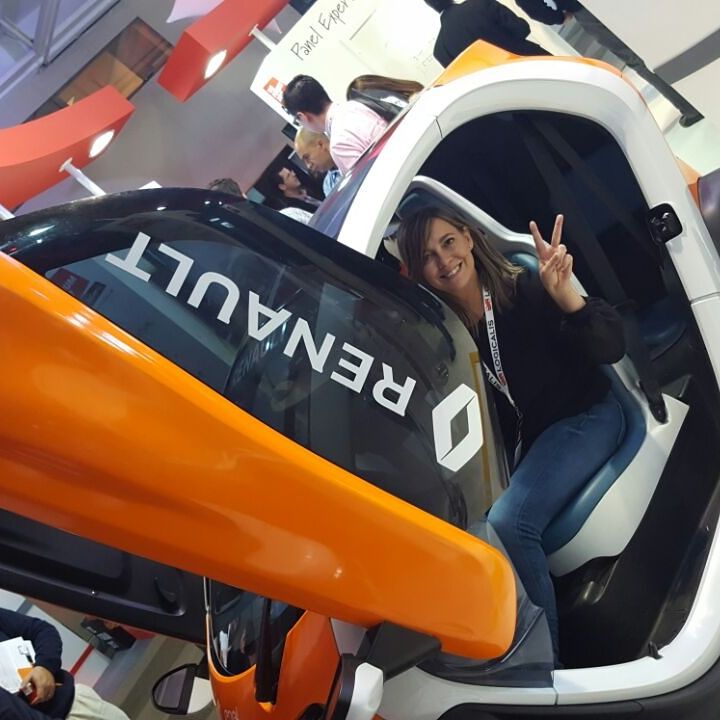 natycabarcos's tweet photo. Un auto acorde a mi tamaño (¿?) 😂 Amé este prototipo inteligente, el #Twyze de Renault para dos personas #TICf2017 🚗 https://t.co/reRrNYoJYc