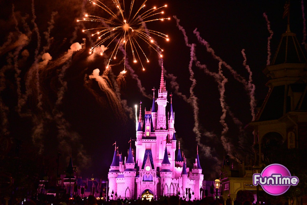 Funtime15's tweet image. ¿Se imaginan estar debajo de este cielo? #FuegosArtificiales #MagicKingdom #DisneyConFunTime