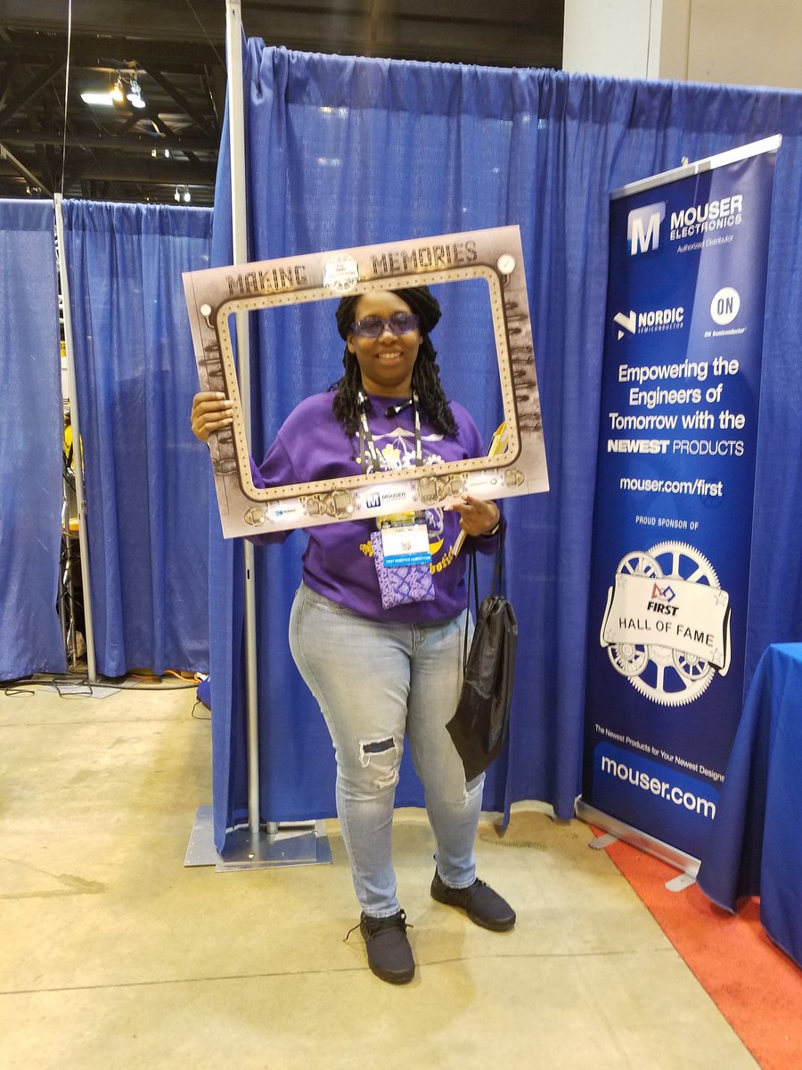 1CrystlNwtn's tweet image. Making memories at the FRC St Louis Championship!  #ROYALROBOTICS #ILoveRobots