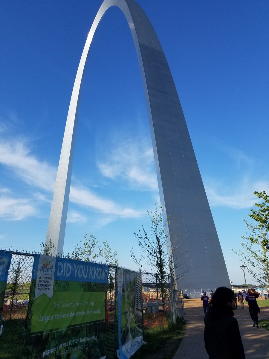 1CrystlNwtn's tweet image. Royal Robotics checking it the arch, after a long day of competing!  #RoyalRobotics