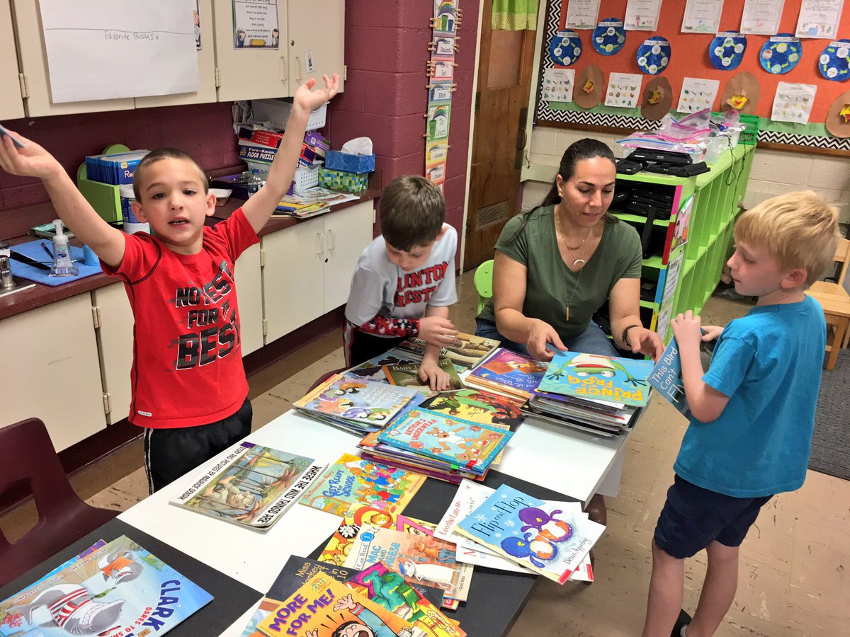WilsonMellissa's tweet photo. @ClintonMIEl with @sienaheights #Librarian & parent #volunteers & @LenaweeISD redesigning the library #MiGELN #MichiganLiteracy #Practice8 https://t.co/xP7Csr4kvM