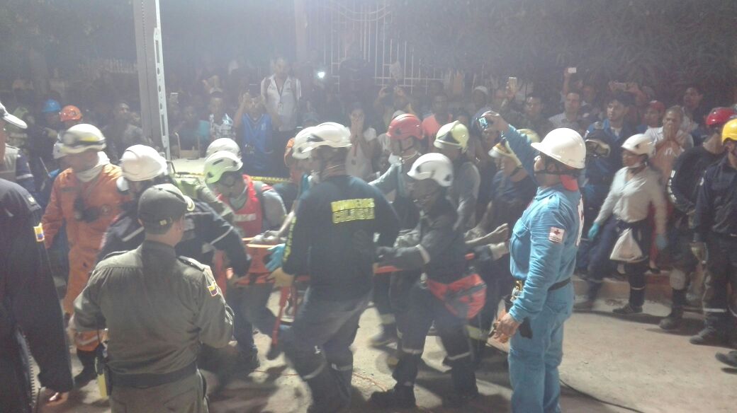 En este momento #BomberosColombia rescatan persona con vida en emergencia por colapso estructural en Cartagena