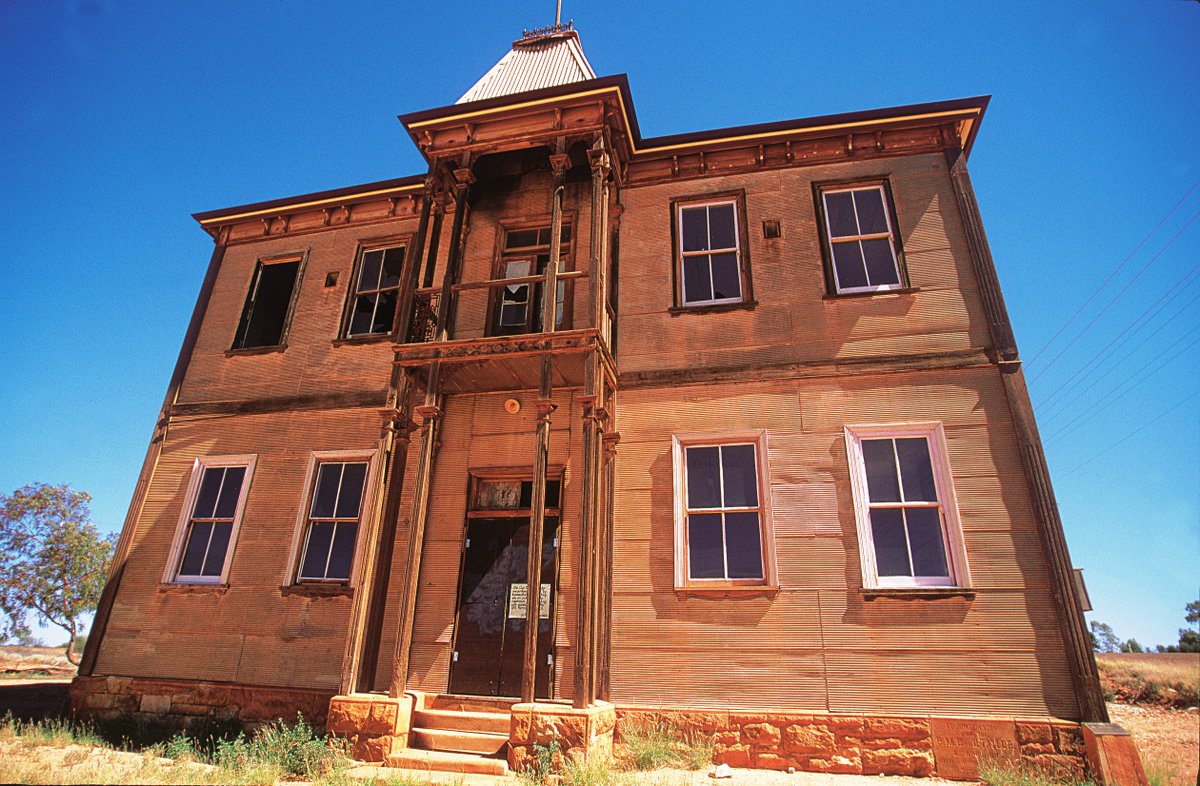 GasMurchPathway's tweet photo. #MasonicLodge in #Cue? Built in 1899, it is now owned by the @NationalTrustWA and worth a visit when you drive the Miners Pathway. https://t.co/Cq03udbhPy