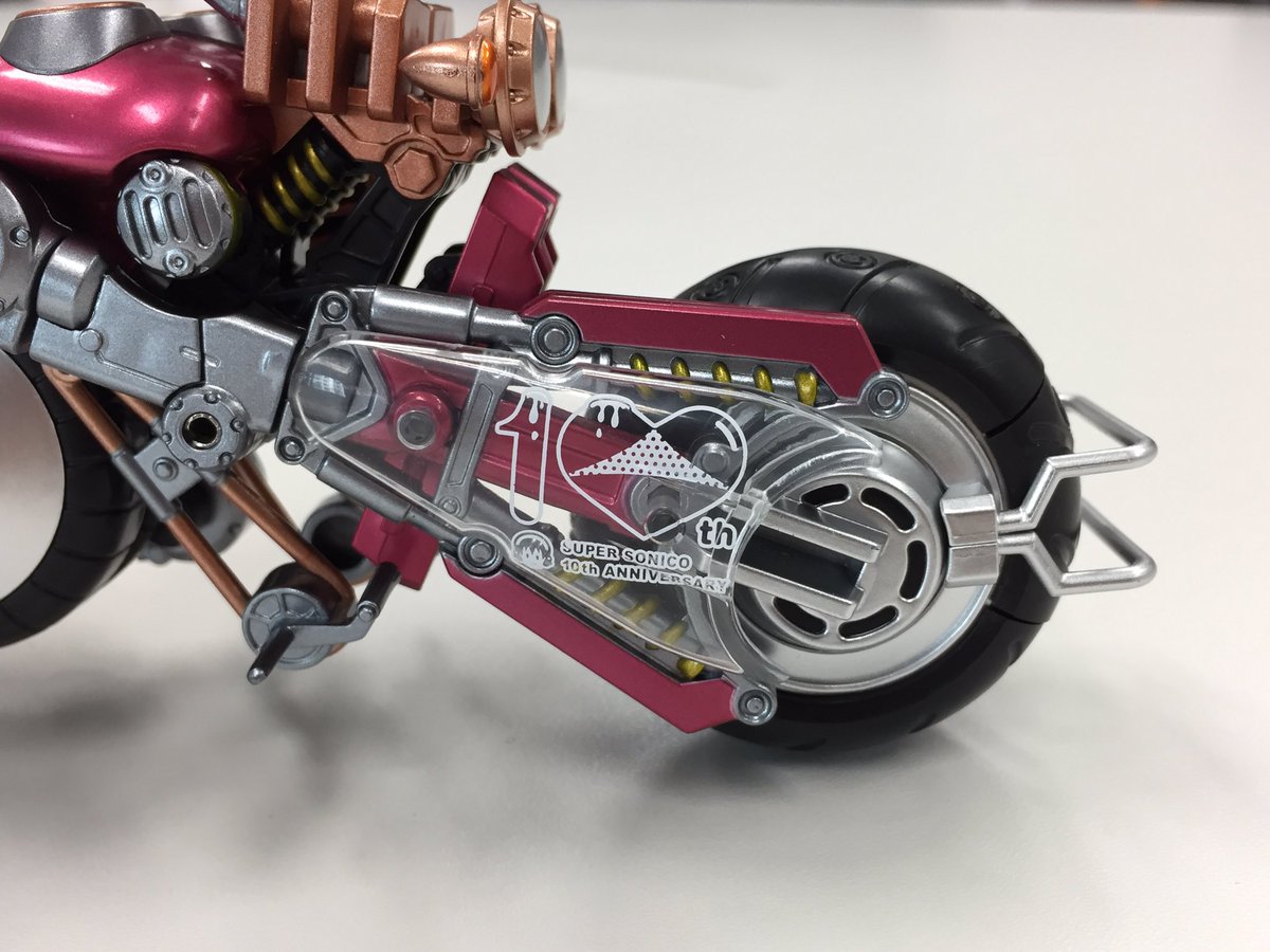 津路参汰 Comic E Eさんにて 谷間家の日常 連載中 バンダイさんのagp すーぱーそに子withすーぱーバイクロボ の工場サンプル監修中です バイクモード 塗装が美しい そしてものすごくカッチリしてます このカッチリ感は嬉しい Agp すー