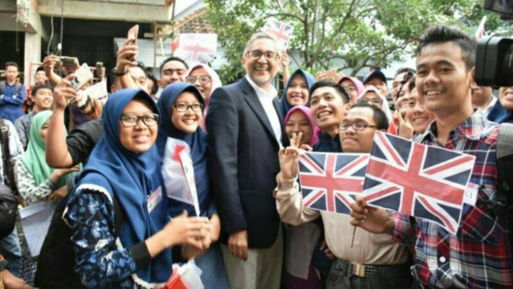 Kagum dengan Kampung Inggris Pare, Dubes Inggris Berniat dirikan Kampung Indonesia di Inggris goodnewsfromindonesia.id/2017/04/28/kag…
