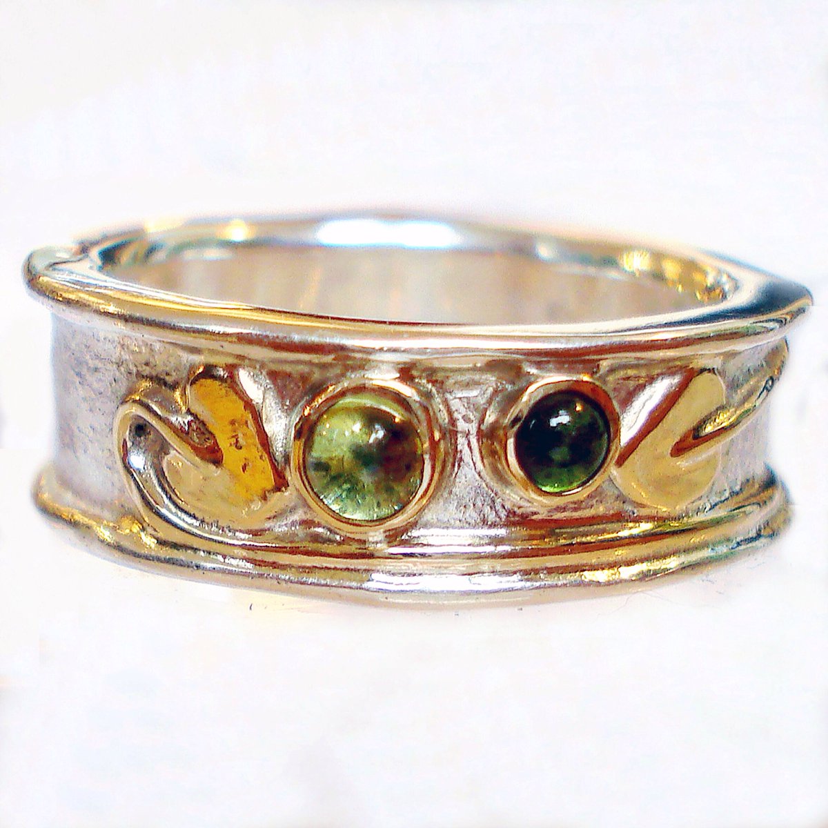 simchagallery's tweet image. Hot off my bench @leedscornex ivy leaves Peridot &amp;amp; Tourmaline #ring silver &amp;amp; gold. Silhouette Ingleborough Penyghent #WeddingBands #leeds