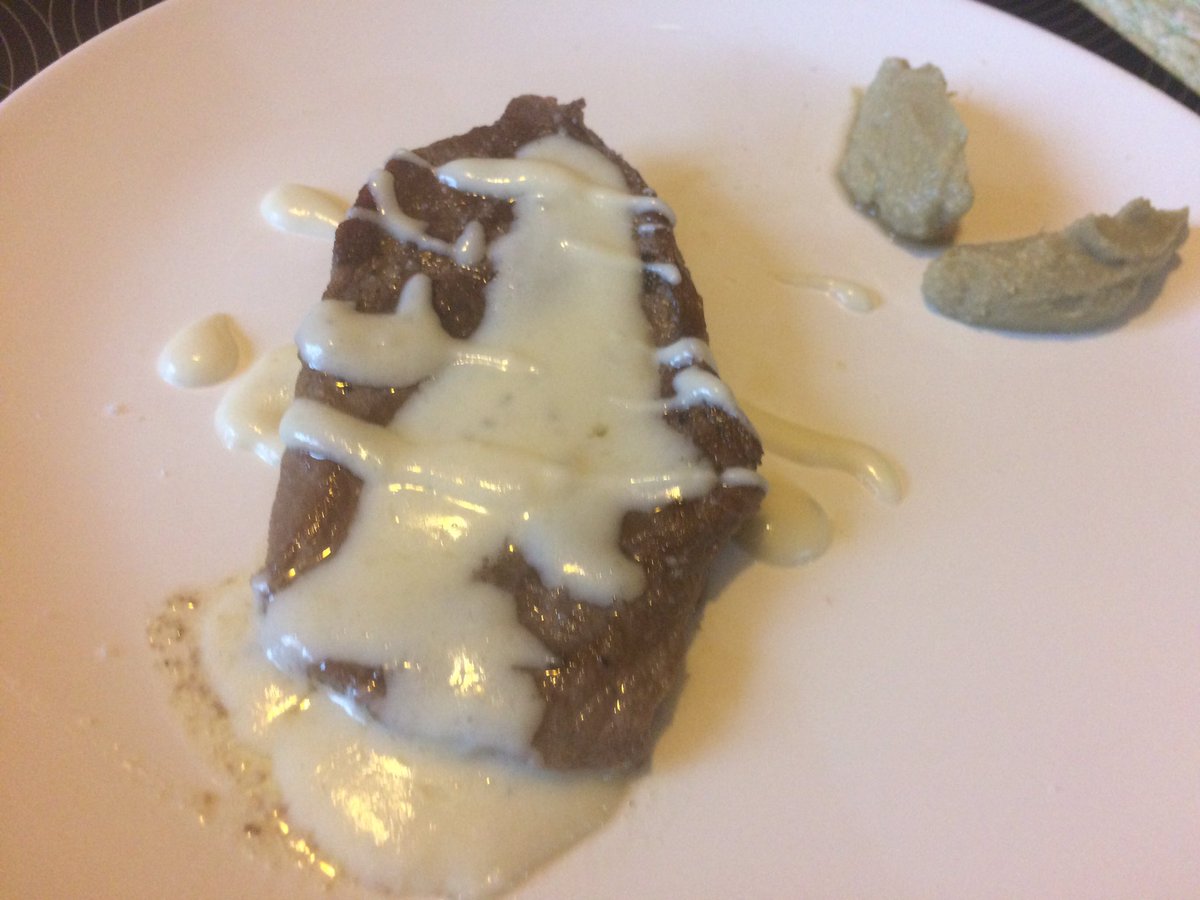 JustNibio's tweet photo. #secondi #carne #bistecca di #manzo #scamone in #bassacottura #sottovuoto #sousvide con salsa al #gorgonzola e #quenelle di #carciofi https://t.co/ng6KlibwsR