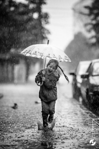 dariuschuemold's tweet photo. Rain Photography.. So me when I was little, except I could careless about the umbrella :) https://t.co/tidlH1G6sU