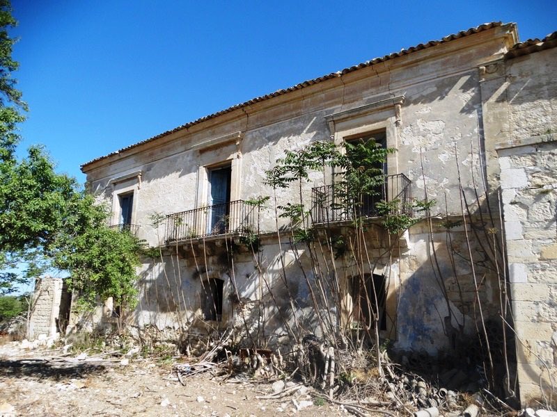 SicilyLiving's tweet photo. Historical villa antica for sale in the exclusive countryside area of Scicli with fantastic panoramic views. https://t.co/2emgbRb1Vi https://t.co/E2R0sijyFl
