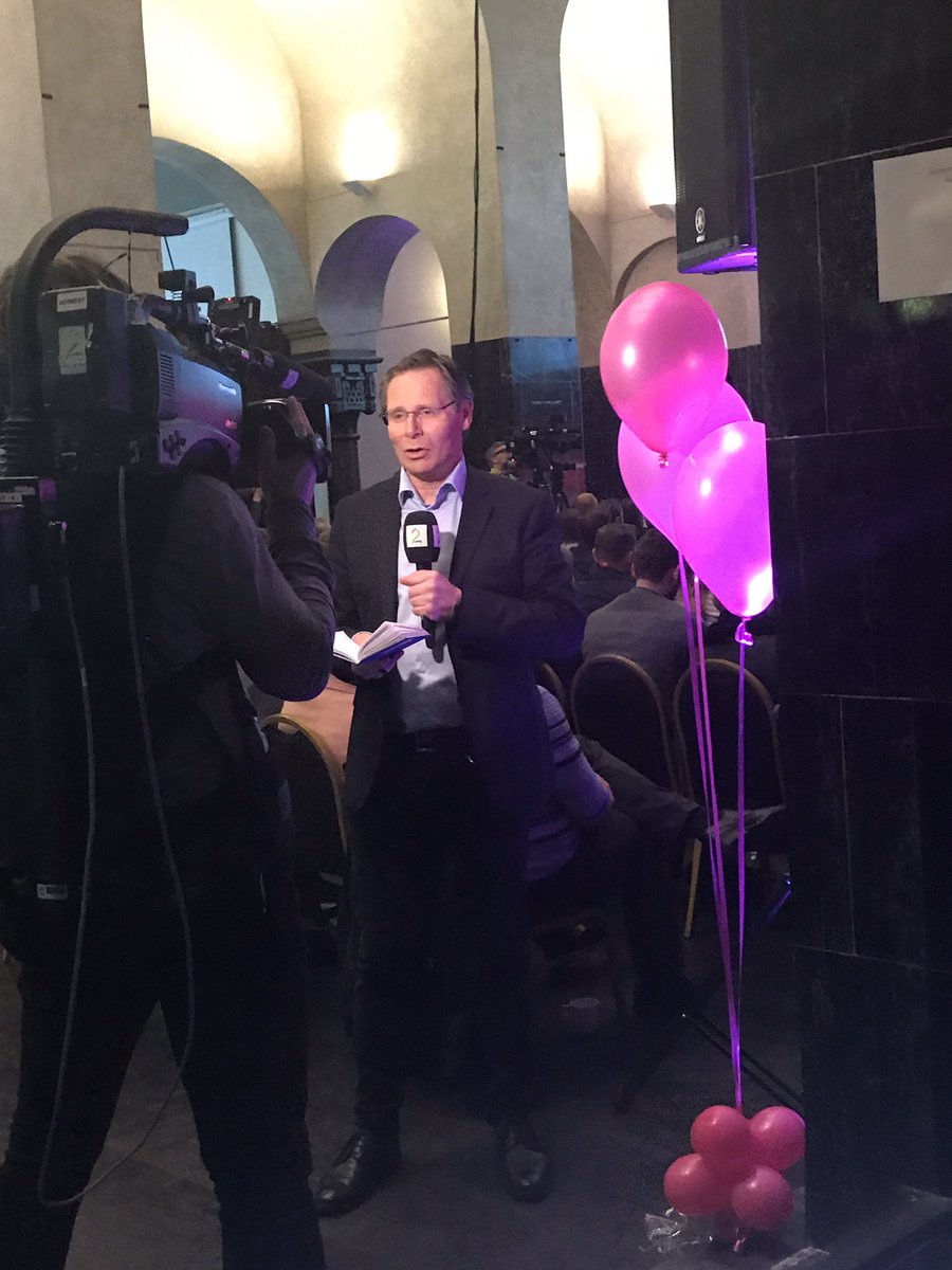 FredrikSyversen's tweet photo. Da er vi live fra #neo2017 digital statsministerduell https://t.co/BrS22DDusY