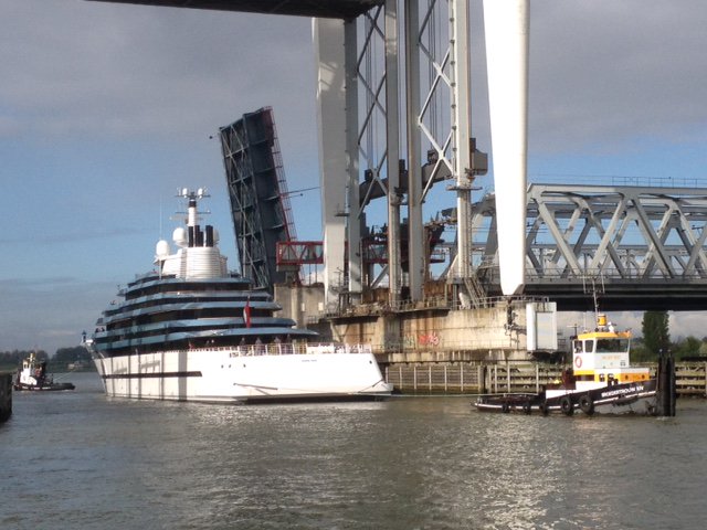 LWezel's tweet photo. @vanderweesgroep heeft een mooie sleep vandaag! #MaritiemeTopregio #Oceanco https://t.co/9FDFoSNXGd