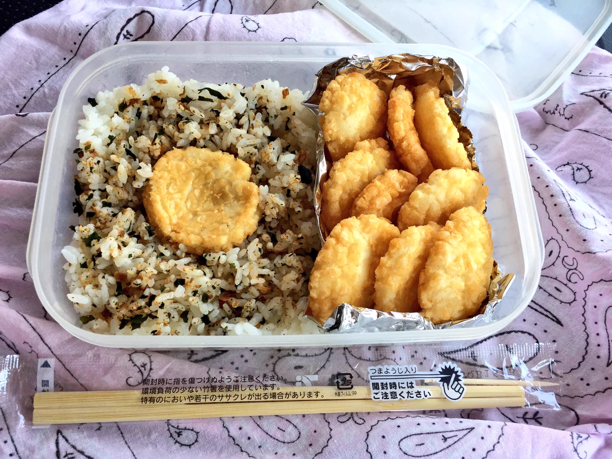 嫁の反撃は恐怖ｗｗ嫁のピザポテトをぼんち変えたらこんな弁当にｗｗｗ