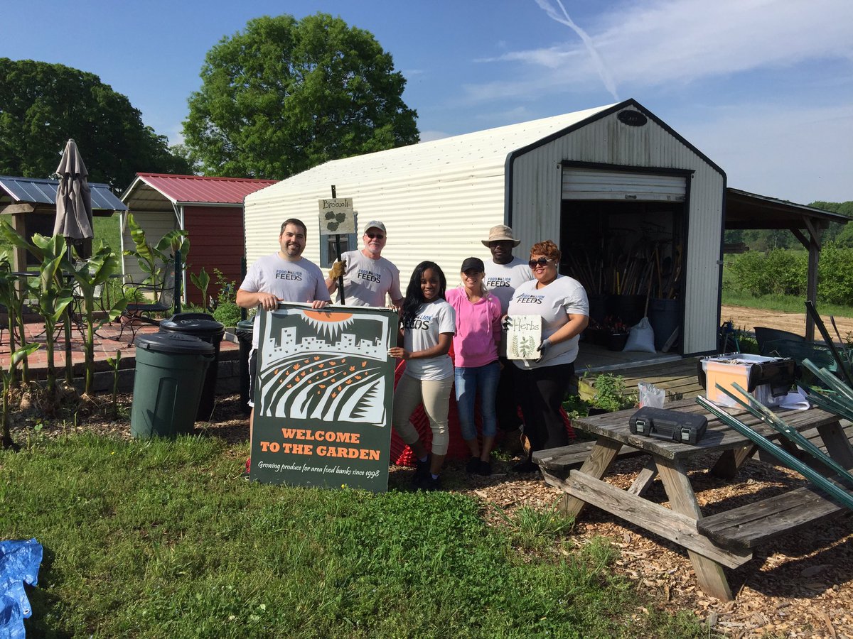 WSFBGarden's tweet photo. Great energy at the garden today with group of Food Lion employees .@Food Lion News https://t.co/P1HkP2TARa