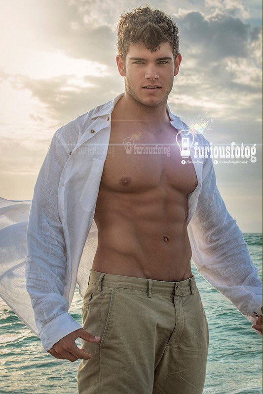 AlphaDerekW's tweet image. "Beach day anyone?"