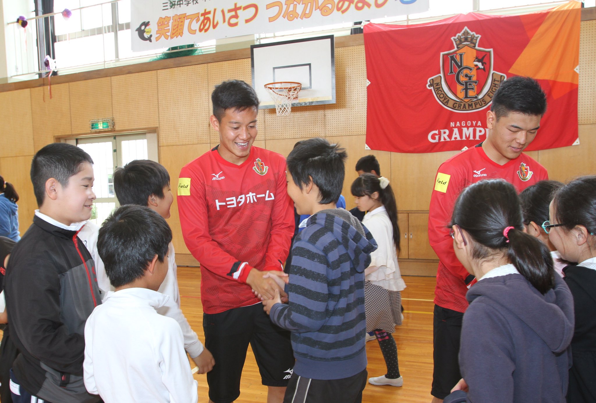 Twitter এ 名古屋グランパス Nagoya Grampus 昨日の朝 みよし 市立中部中学校に宮地 深堀の両選手と吉村スクールコーチ 平林スクールコーチが みよし市立緑丘小学校に松本 梶山の両選手が 学校訪問に伺いました 各選手とも自身の卒業式以来の小学校ということ