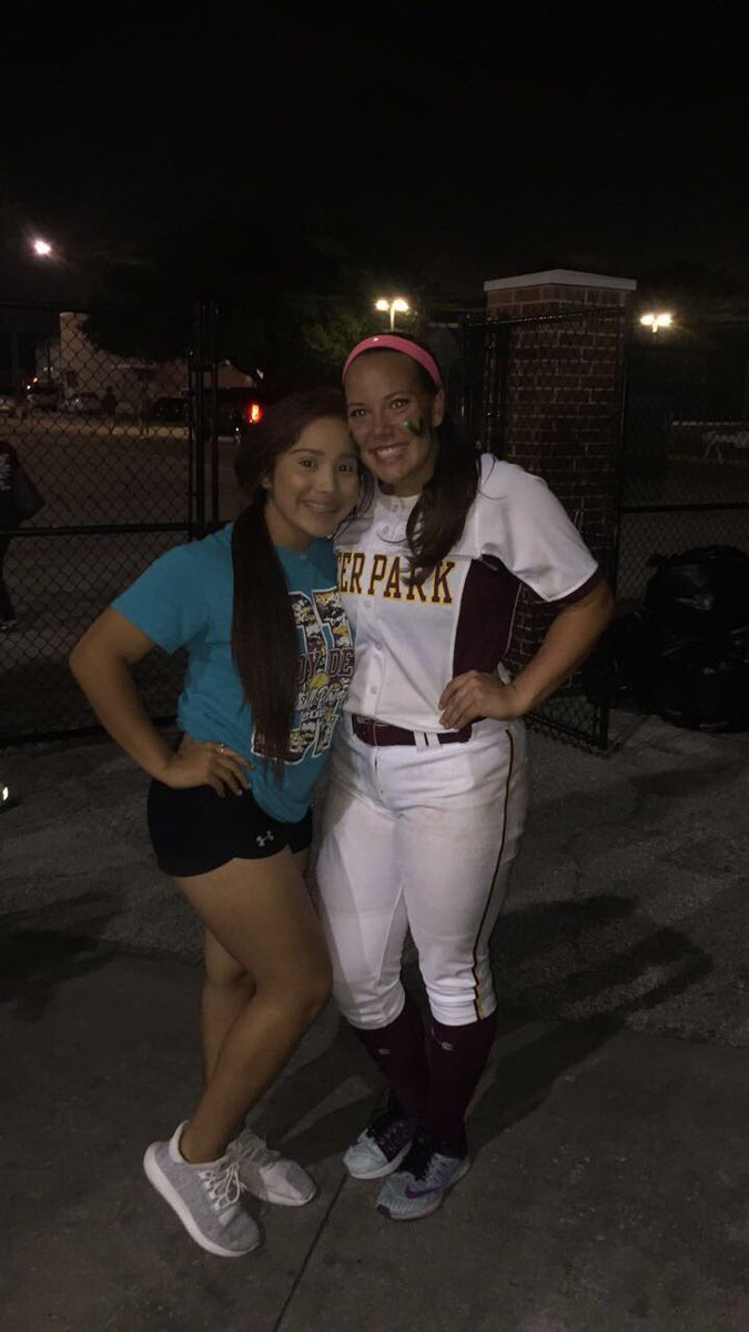 blancaa_aliciaa's tweet photo. makes me so happy watching my girls play💗!! ROUND ONE LETS GET IT !!! 😤😤💸💸🤑🤑#ladydeer #dpsoftball https://t.co/QMlcQByk8f
