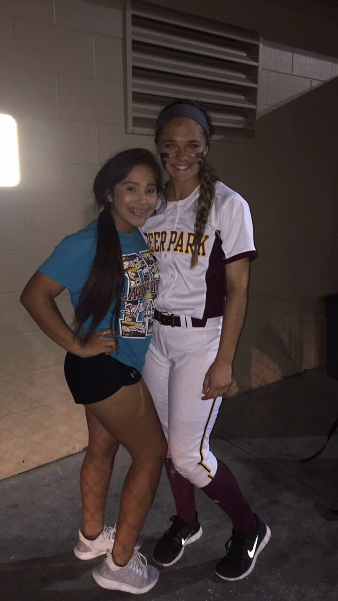 blancaa_aliciaa's tweet photo. makes me so happy watching my girls play💗!! ROUND ONE LETS GET IT !!! 😤😤💸💸🤑🤑#ladydeer #dpsoftball https://t.co/QMlcQByk8f