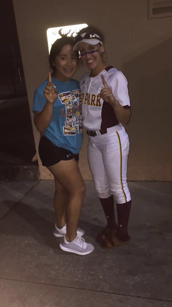 blancaa_aliciaa's tweet photo. makes me so happy watching my girls play💗!! ROUND ONE LETS GET IT !!! 😤😤💸💸🤑🤑#ladydeer #dpsoftball https://t.co/QMlcQByk8f