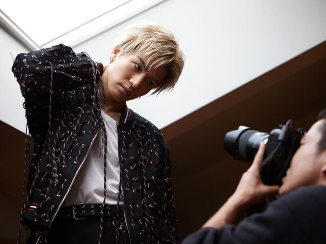 JSBLOVE27900301's tweet photo. 岩ちゃんの撮影裏のフォトだよ(๑•̀ㅂ•́)و✧
笑顔も素敵やけど、真剣な眼差しもやばいよね！？\(*ˊᗜˋ*)/♡

共感できる人RT✔️
＃JSB
＃岩田剛典 https://t.co/E5UiJn5Kdw