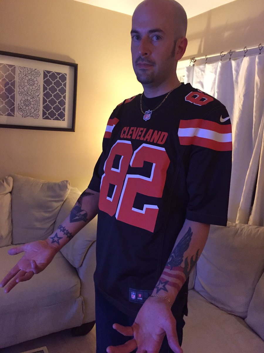 BJLisko's tweet photo. I hate you @Browns. I hate you so, so much. #garybarnidge jersey https://t.co/i2A6A1k96t