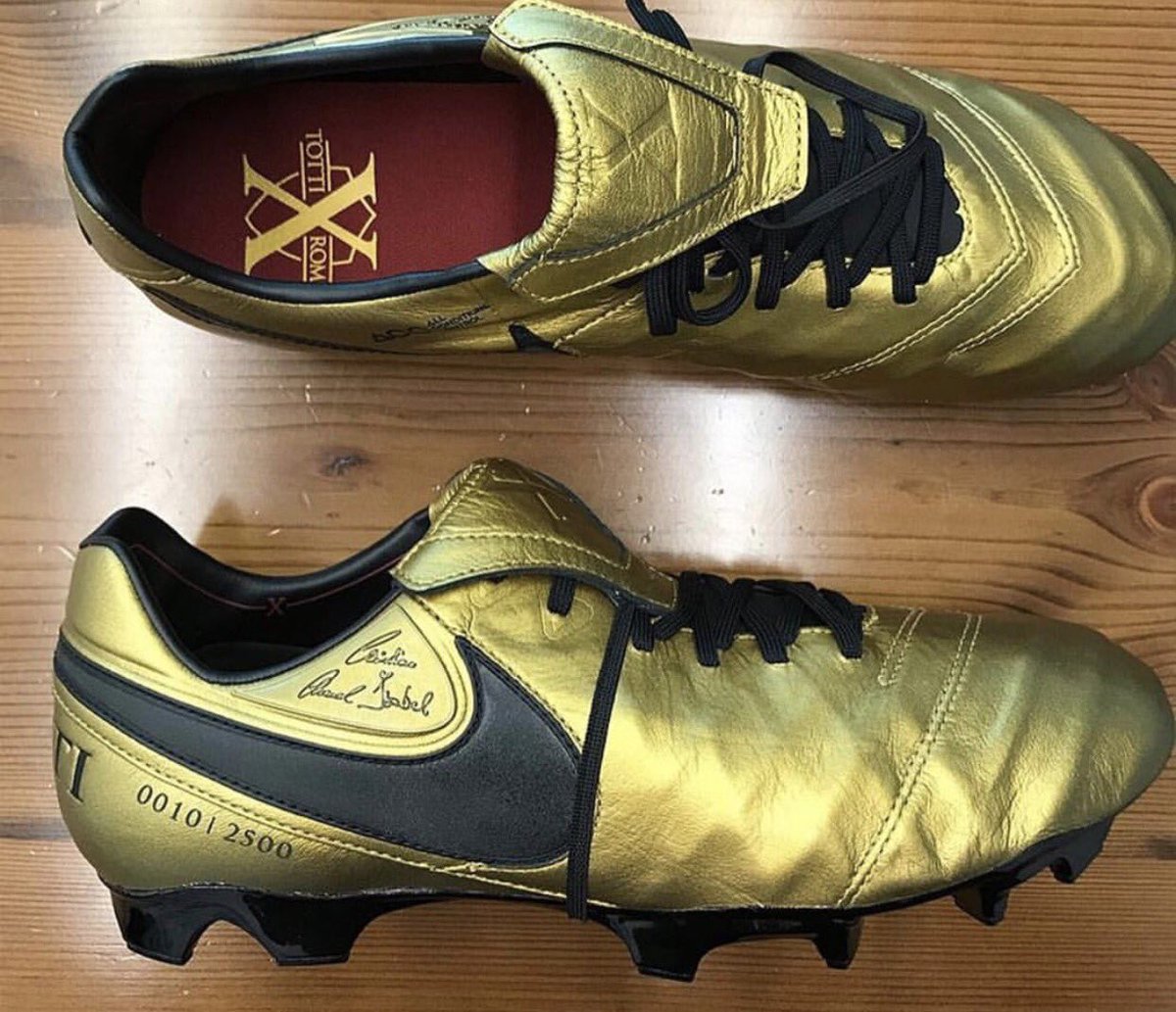 Boot Spotting V Twitter トッティ本人には2500足中の10番 背番号と同じ のシリアルナンバー入りシューズでアウトソールも違うんですね やっぱりかっこいいですね テベスや中田英寿 ピルロ マルディーニなどがこのフォルムのティエンポを履いていましたね Boot Spotting V Twitter トッティ本人には2500足中の10番 背番号と同じ のシリアルナンバー入りシューズでアウトソールも違うんですね やっぱりかっこいいですね テベスや中田英寿 ピルロ マルディーニなどがこのフォルムのティエンポを履いていましたね