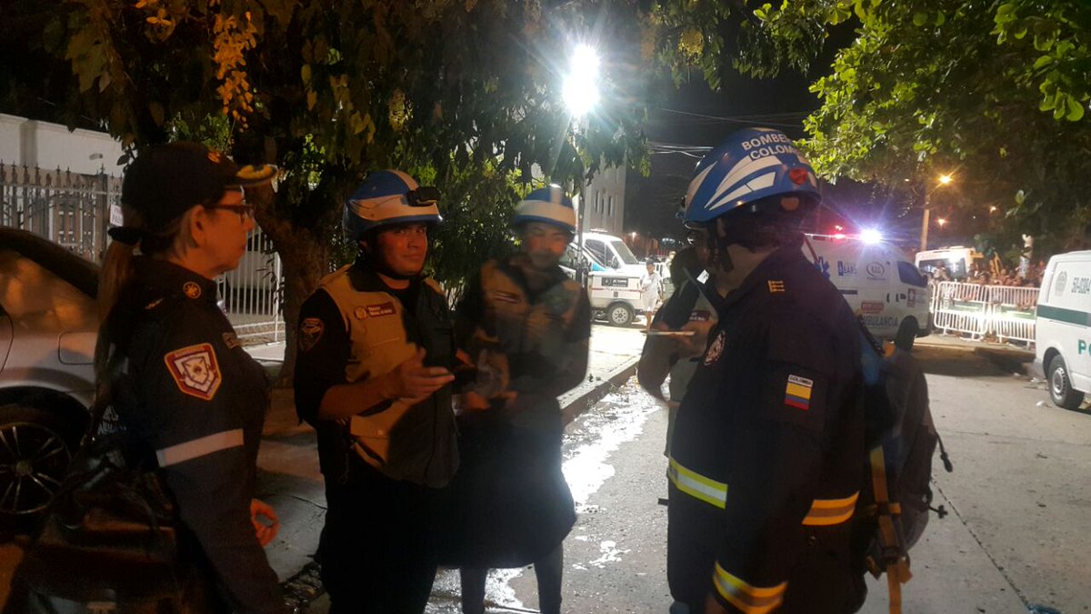 DNBomberosCol's tweet photo. Director Nacional encabeza labores de búsqueda y rescate, desde el PMU (Puesto de Mando Unificado) por #EmergenciaCartagena https://t.co/iDX0ZBgTBi