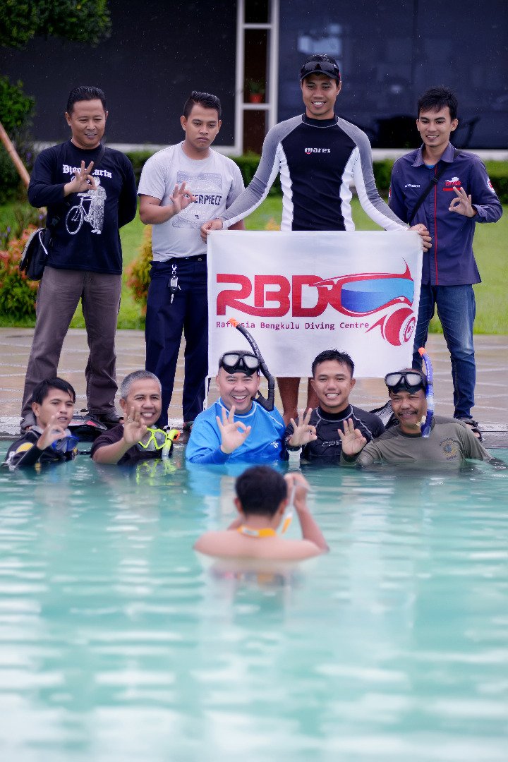 ayubsugara's tweet photo. Mnju Wonderful BKL Visit 2020 Sail Enggano' Ltihan selam sembari mmbshi insang Pak Gub @ridwanmukti1963 @MeriSasdi  Pemuda Maju" https://t.co/hni6cQo6Gc