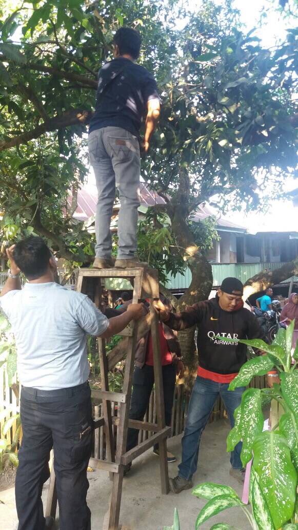 DPruangMKS's tweet photo. Kerja bakti Pemkot MKS di desa binaan kel.Tanjung Merdeka. Sekaligus memantau progres pekerjaan rumah sehat binaan Dinas Penataan Ruang https://t.co/p3rMWAht3V