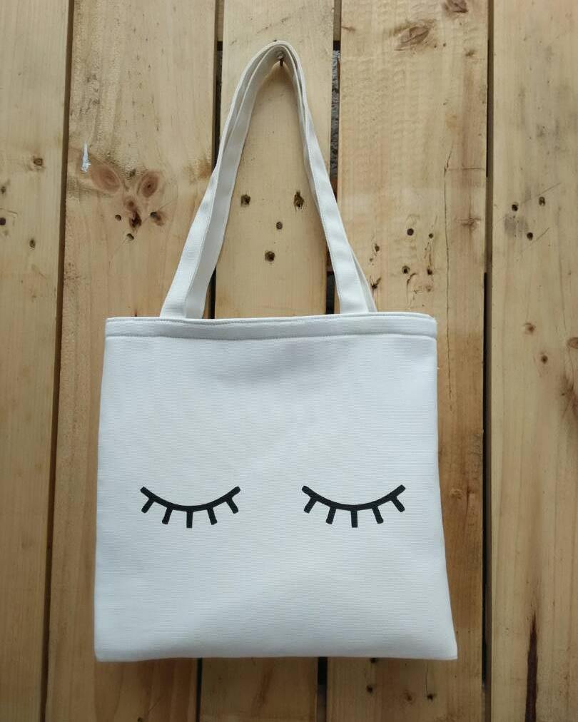 myWhiteBag's tweet photo. Heyhoooo..get ready for long weekend? 🙌 .
Restock !! 😍
Eyelashes totebag 
Material : canvas
Size : 29x28 cm
#mywhitebag #mywhitebagtotebag https://t.co/bTW1ANWeyV