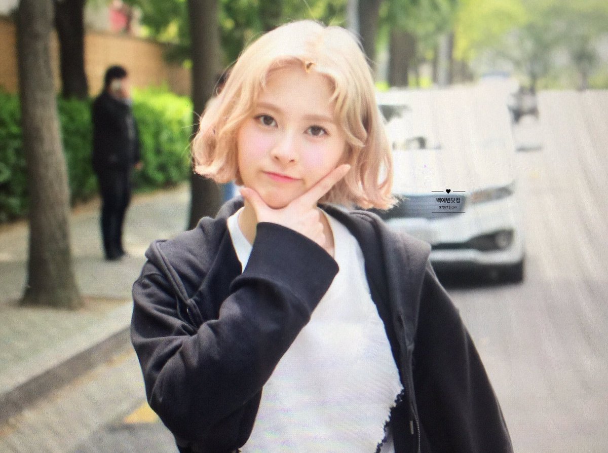 970713__com's tweet photo. 170428 뮤직뱅크 재출근 프리뷰 

🤔🤔

#다이아 #DIA #예빈 #Yebin @dia_official https://t.co/29vf3TIdjF