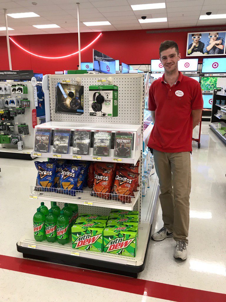 Everyone is a business owner at #T2486! Michael knows what our gamers want! #FriendlyinG494 <a href="/homies1984/">Shannon</a> @I_Tob26