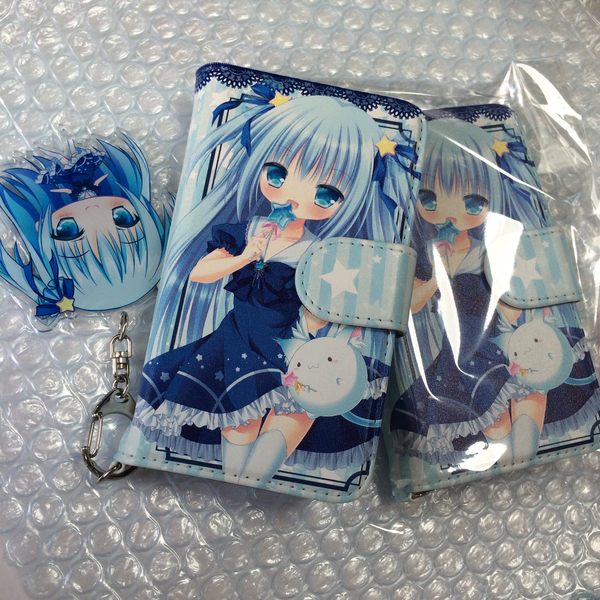 スマホカバー届いてたのですが、初めて実物見たとき印刷綺麗すぎて変な声でました(っ'ヮ'c)前に作ったアクキーつけても可愛い〜
 #好きを形にトリニティ 