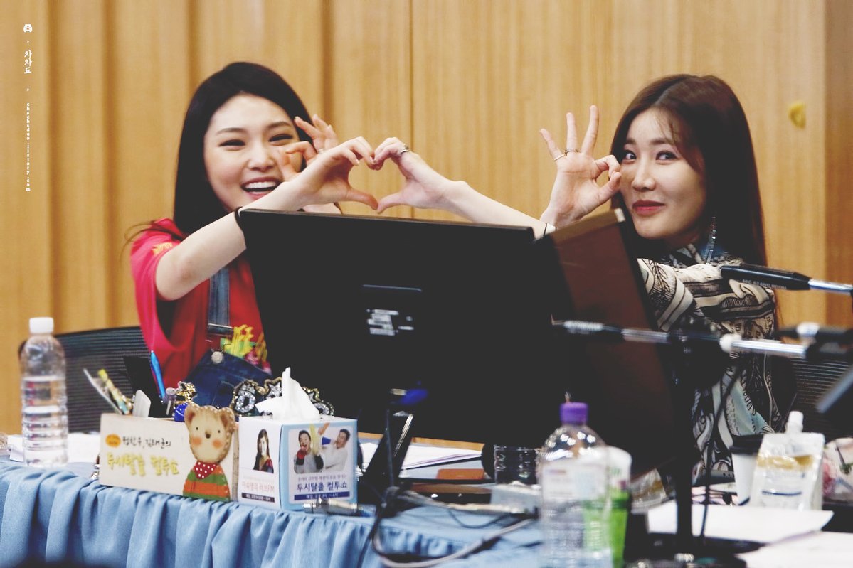 davichibot's tweet photo. #다비치 #DAVICHI #이해리 #김청하

2017년 4월 27일은 
이해리_김청하 첫 손하트 한날💓 https://t.co/rbj8L2Svix