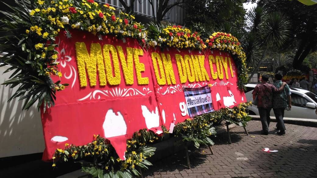 Kalo genk sirik &amp; bodoh udah ikutan ya kita syukuri aja, rejeki buat tukang bunga. Mereka 3 tahun gak move on2, tambah gila iye...😄