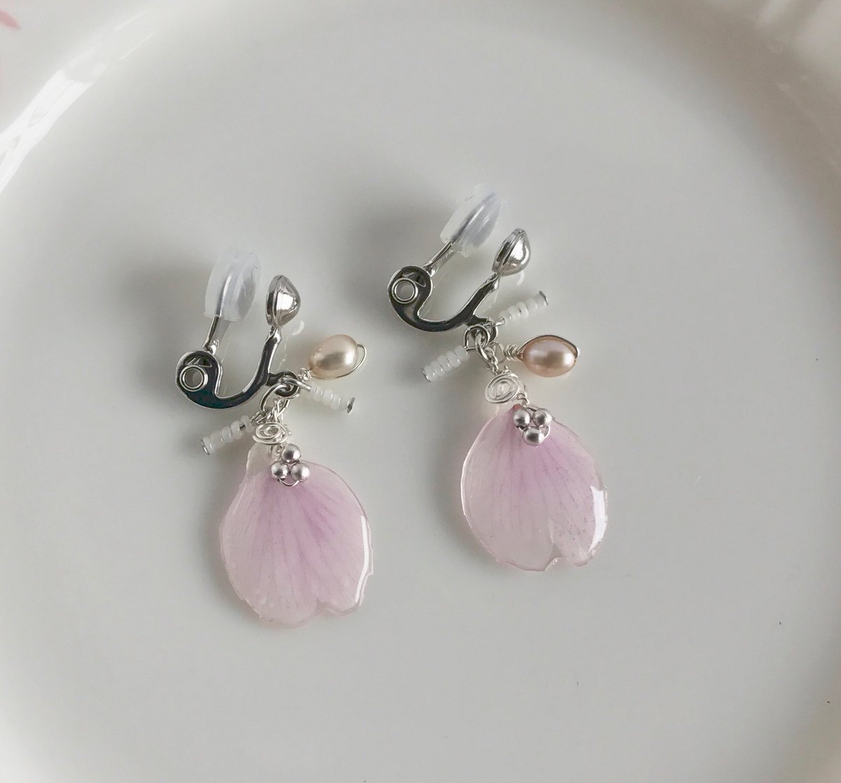 Mo Kamie モカミ 押し花とビーズ Pa Twitter 桜の花びらイヤリング ショップに載せました よろしければご覧ください T Co 2ljys3zvzf 桜の花びらの押し花と ヴィンテージビーズと淡水パールをワイヤーで デザインしました 耳が痛くない落ちにくい Mo Kamie モカミ 押し花とビーズ Pa Twitter 桜の花びらイヤリング ショップに載せました よろしければご覧ください T Co 2ljys3zvzf 桜の花びらの押し花と ヴィンテージビーズと淡水パールをワイヤーで デザインしました 耳が痛くない落ちにくい