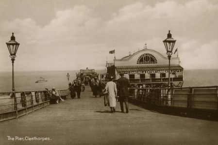 SeasidePiers's tweet photo. Cleethorpes Pier and some photos of bygone days https://t.co/ncPvDO05Tx #cleethorpes #cleethorpespier https://t.co/DQp7lahVtj
