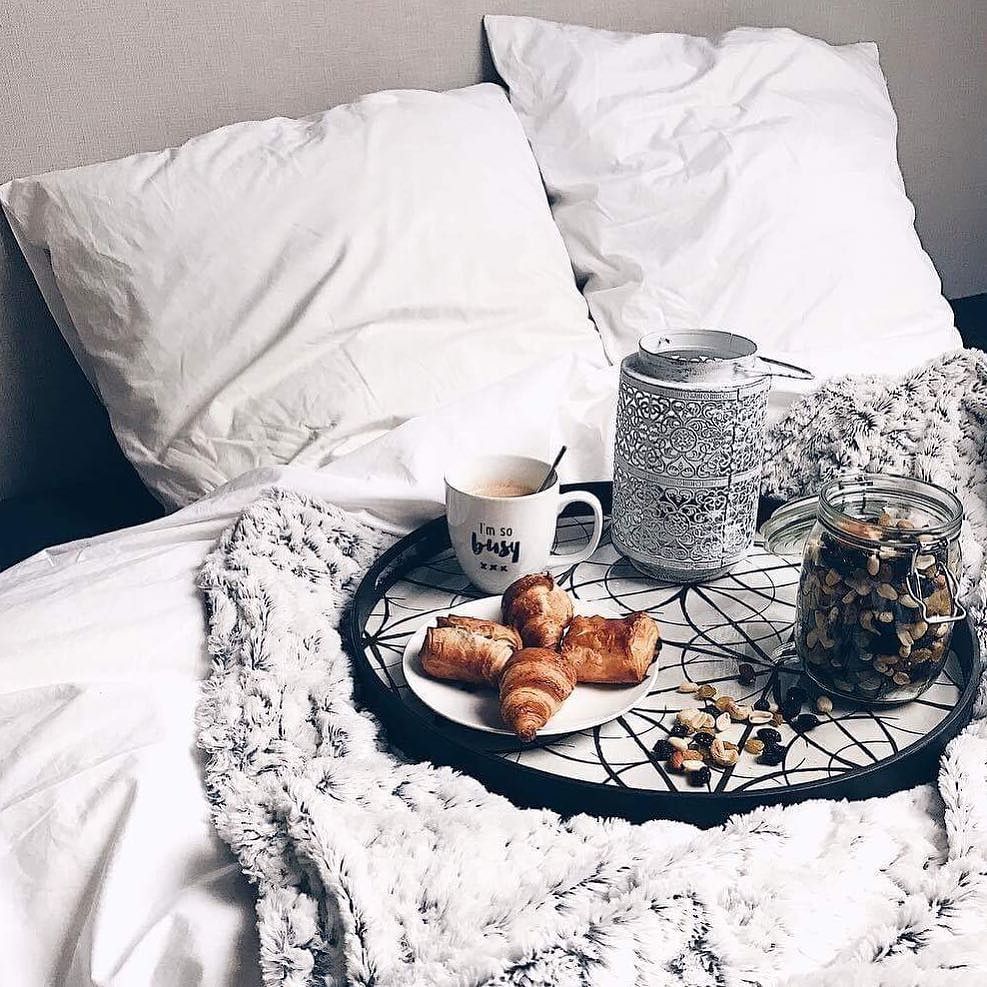 Almost weekend 🙌🏻 Read our latest article about great Sunday's activities 👀 Link in our bio 👆🏻 #friday #friyay #breakfast #weekend #bedtime