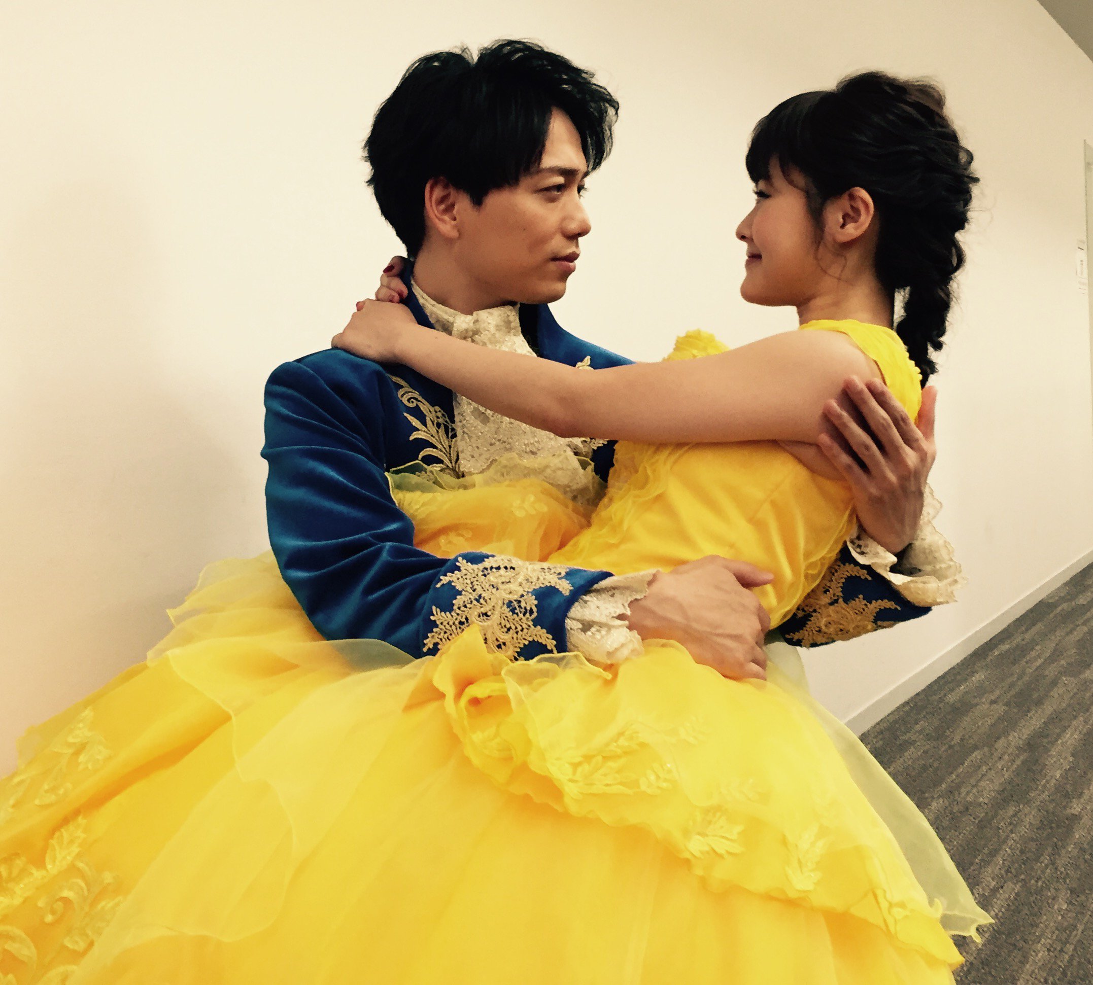 ディズニー スタジオ お姫様抱っこの正解は こちら 山崎さんがお姫様抱っこされた時も 心なしか嬉しそう それでは聞いてください美女と野獣 美女と野獣 T Co Idxo6v6nox Twitter