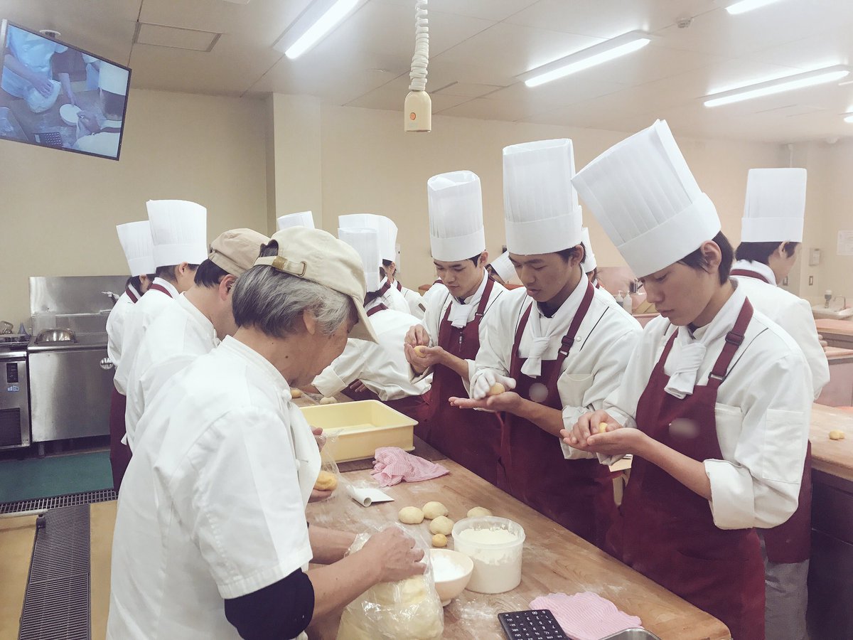 ট ইট র 東日本製菓技術専門学校 昨日は2年生の実習でした 週1回 講師の先生に来ていただき 行ってます メニューは色々な菓子パンでした あんぱんの包あんやコルネの巻き方 メロンパンの包み方など パン屋さんにとっては基本となる 大切な技術を教え ট ইট র 東日本製菓技術専門学校 昨日は2年生の実習でした 週1回 講師の先生に来ていただき 行ってます メニューは色々な菓子パンでした あんぱんの包あんやコルネの巻き方 メロンパンの包み方など パン屋さんにとっては基本となる 大切な技術を教え