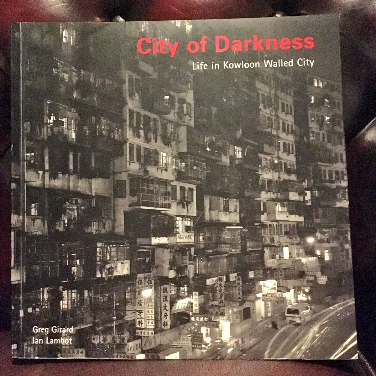 Twitter पर Bookcafe Bar 十誡 Bar十誡書籍紹介 City Of Darkness Life In Kowloon Walled City 今は無き香港のスラム街 九龍城砦 の内部を解剖する本書 Sfやサイバーパンクのモデルとなったチャイナゴシックの魔窟 その混沌とした胎内を彷徨ってみては