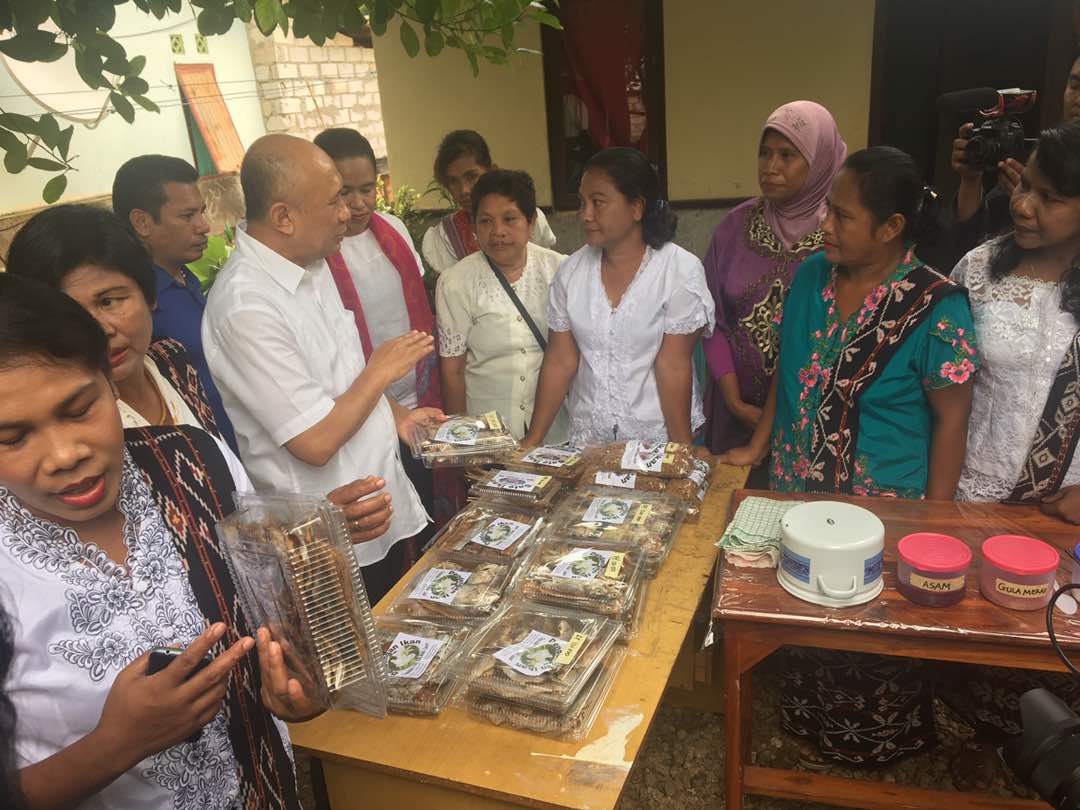 KSPgoid's tweet photo. Teten Masduki Kampanye Makan Ikan di NTT. Selengkapnya di https://t.co/iodb75jX4D #AyoMakanIkan https://t.co/44LoTWo21s