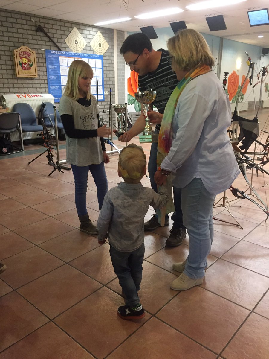 Gisteren heeft Marlies Maas-Buijsen samen met kleinzoon Fer de Bert en Toos Buijsen trofee uitgereikt bij het handboogschieten