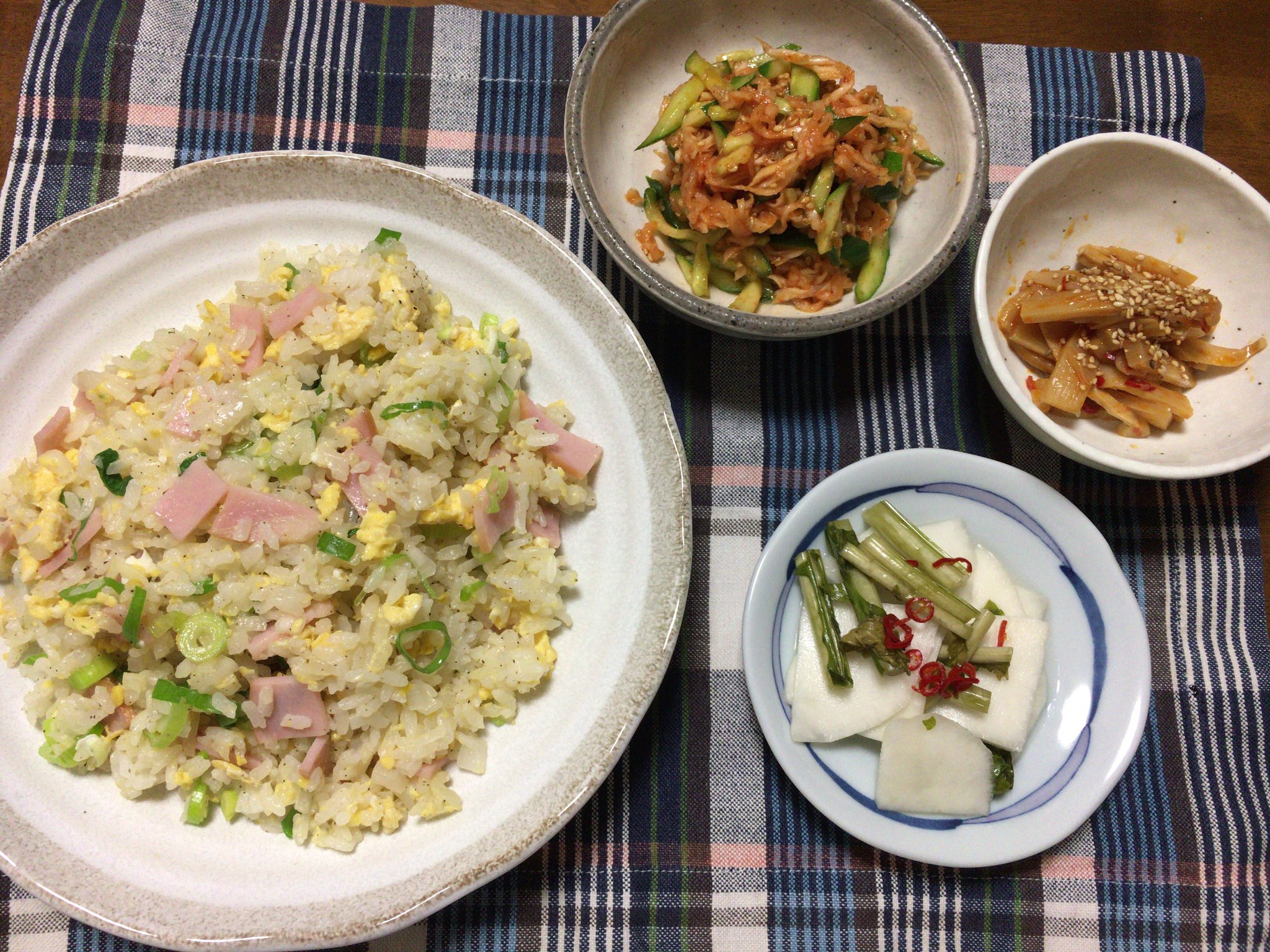 توییتر Cookman در توییتر 今日の一品です チャーハンです おまけの付け合わせは全て作り置きです 料理男子 チャーハン 切り干し大根 キムチ和え 千枚漬け メンマ T Co Kleepv6e6j