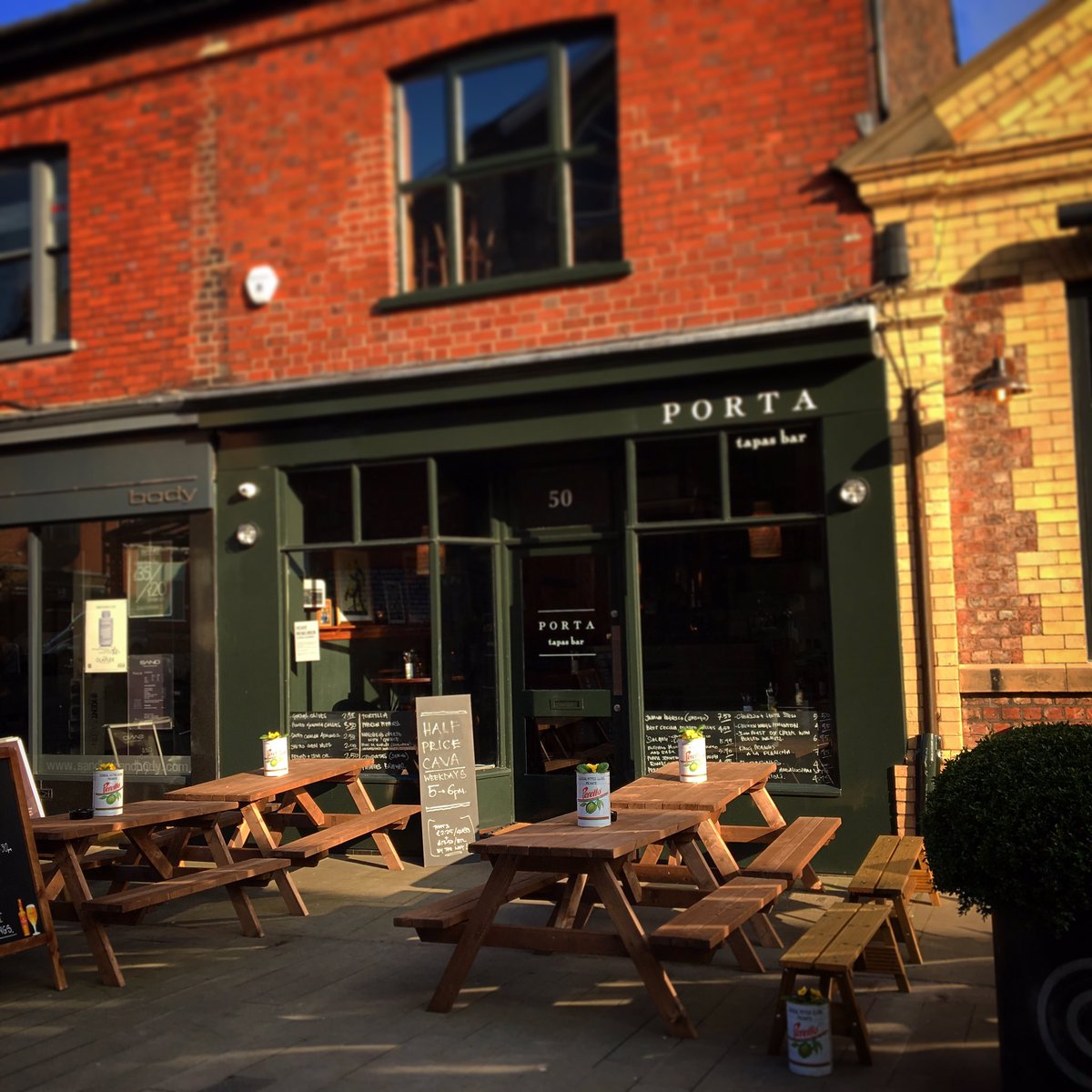 porta_alt's tweet image. A couple of subtle suggestions if you&apos;re wondering how to kick off your bank holiday...

     👇
👉🍷👈
      👆

     👇
👉🍺👈
      👆

#mightwork