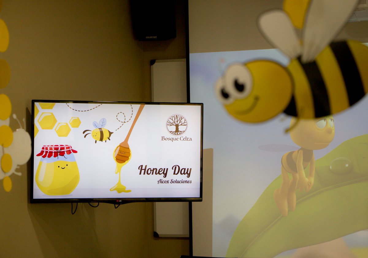 AicoxSoluciones's tweet photo. Celebración del "Aicox Honey Day". Comida elaborada con la rica miel #bosquecelta de nuestra compañera Belinda. ¡Un día muy dulce! https://t.co/0yir7qY6dT