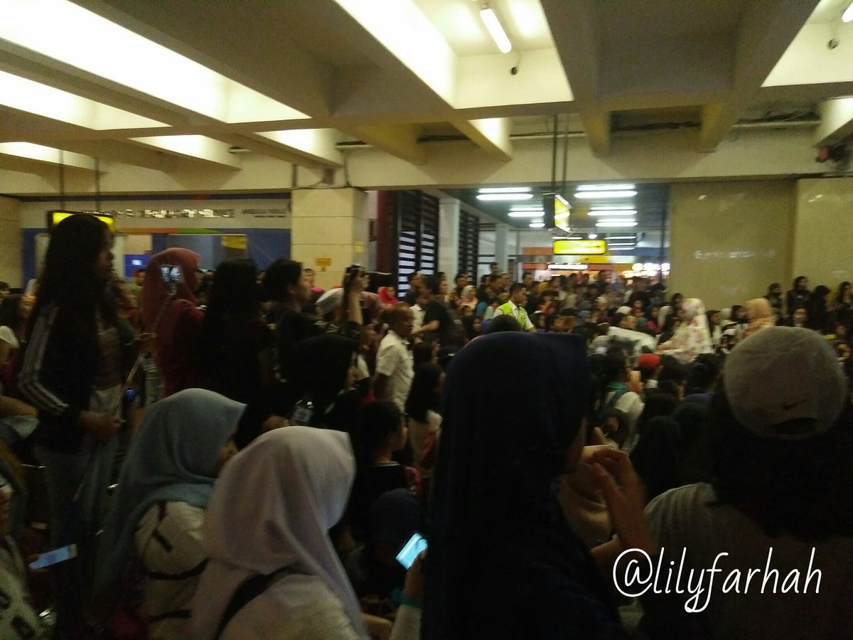 ARMY Indonesia menunggu BTS 