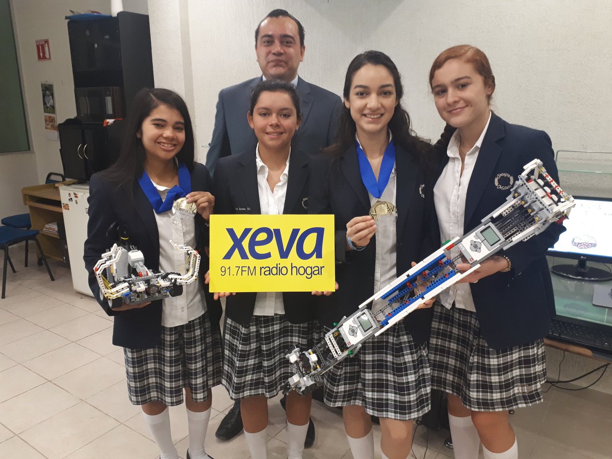 XEVATabasco's tweet image. El maestro Iván Sustersick y alumnas Michelle Ramos , Dariana Herrera, Liz Alejandra Guerrero y Daniela Flores, ganadoras del #RoboGames2017