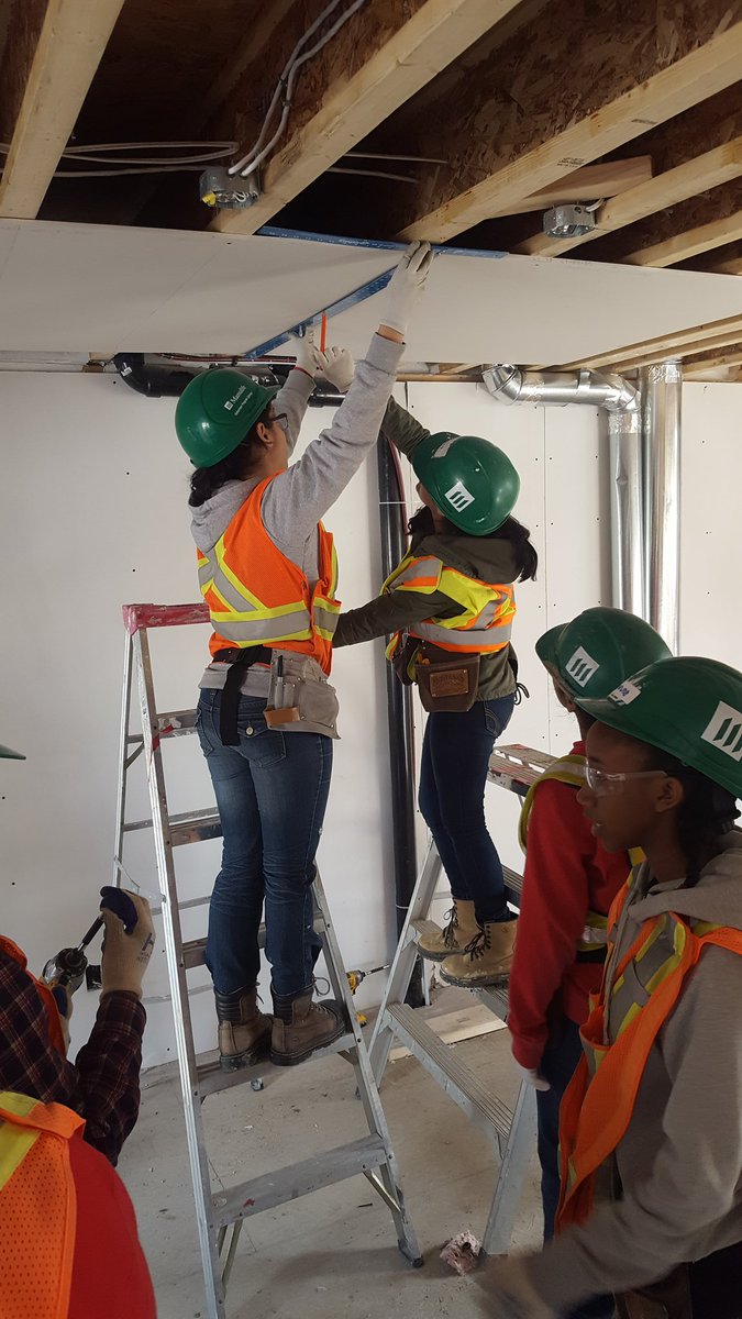 tabithawright74's tweet photo. @LASSinspires students hanging drywall for @HabitatCanada @PeelSchools https://t.co/xoSNC6e3R1