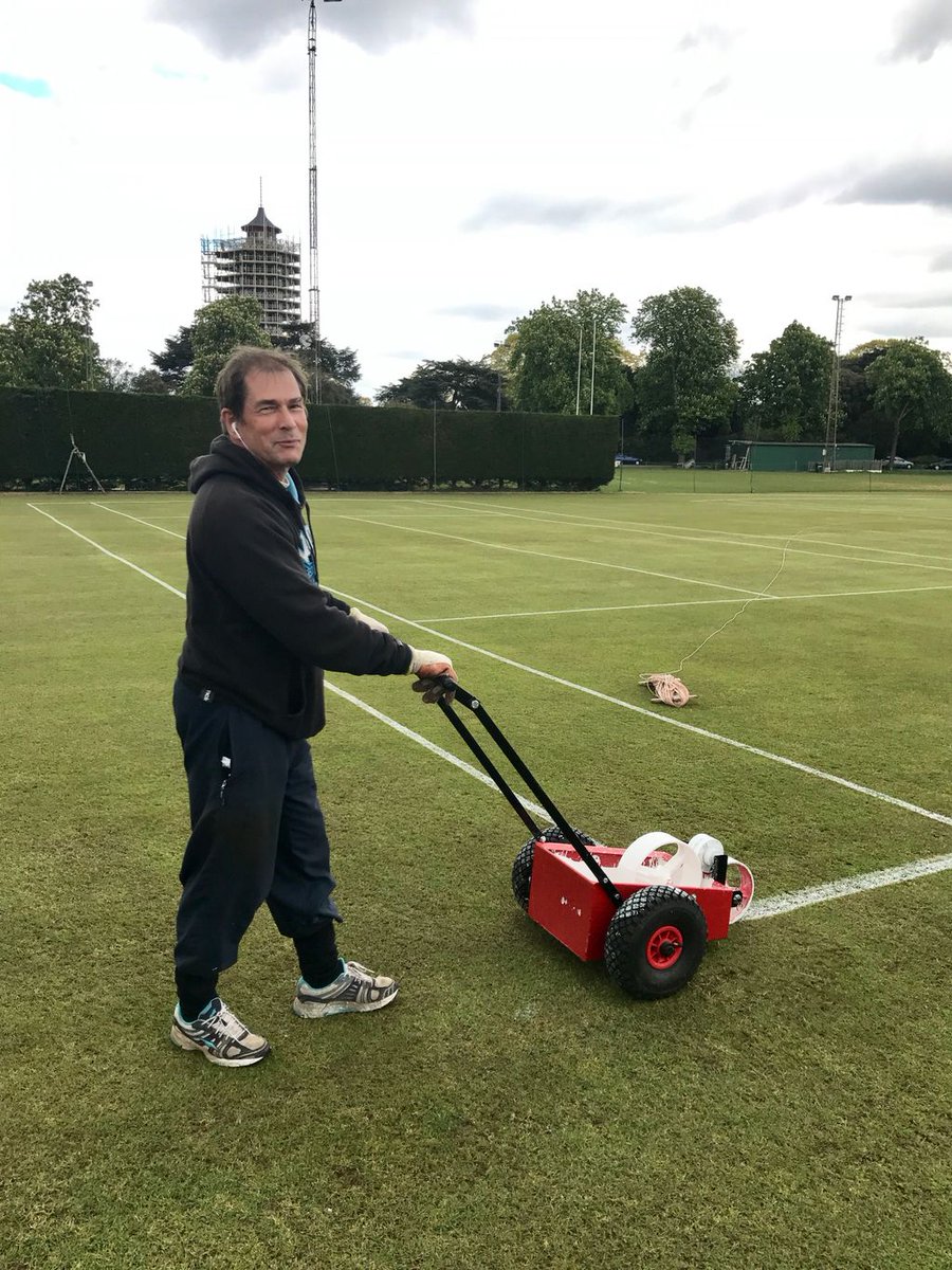 A man enjoying his job👌🎾😃