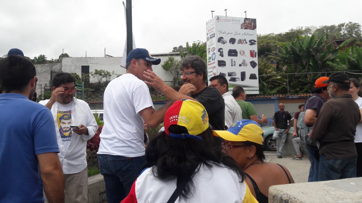 AlfredoJimenoR's tweet photo. Estamos concentrados en la redoma de San Antonio y dentro de poco marcharemos pacíficamente hasta Ramo Verde. #LeopoldoyVzlaEnResistencia https://t.co/6kJzNoDTXP